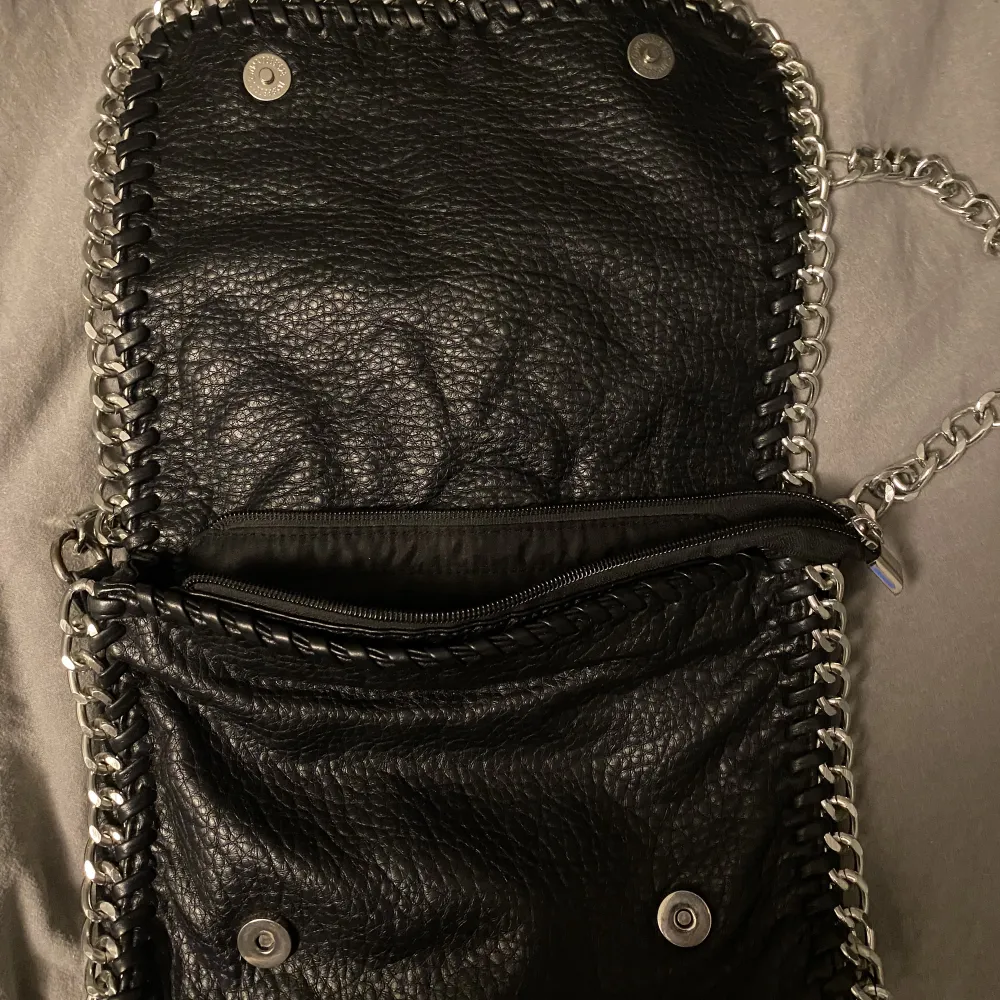 TIAMO Priscilla väska, nypris 550kr🤍 Säljer denna fina axelremsväska som jag köpte för några år sedan på scorett, skriv för mer information eller intresse för köp!🤍inga defekter och använt fåtal gånger . Väskor.