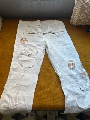 Linne cargo byxa - Fina byxor i bra skick, storleken som står på byxan är 40 men hade nog sagt att dem är 38/36