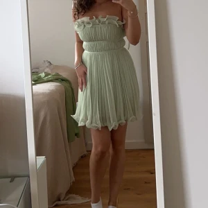 Kort klänning  - Super fin och söt kort klänning perfekt för alla olika tillställningar. Klänningen är helt oanvänd, endast provad, den kommer med prislapparna och med samma påse som jag fick den i. Den säljs då jag glömde returnera den. Den är i storlek 38. 