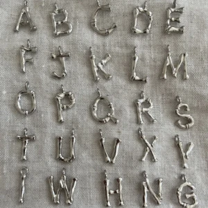 Berlocker - Bokstavs berlocker som enkelt kan sättas på ett halsband eller annat! Går även att kombinera ord❤️‍🔥😍eller första bokstaven i förnamn eller efternamn❤️‍🔥💫frakten kostar 15kr🌟