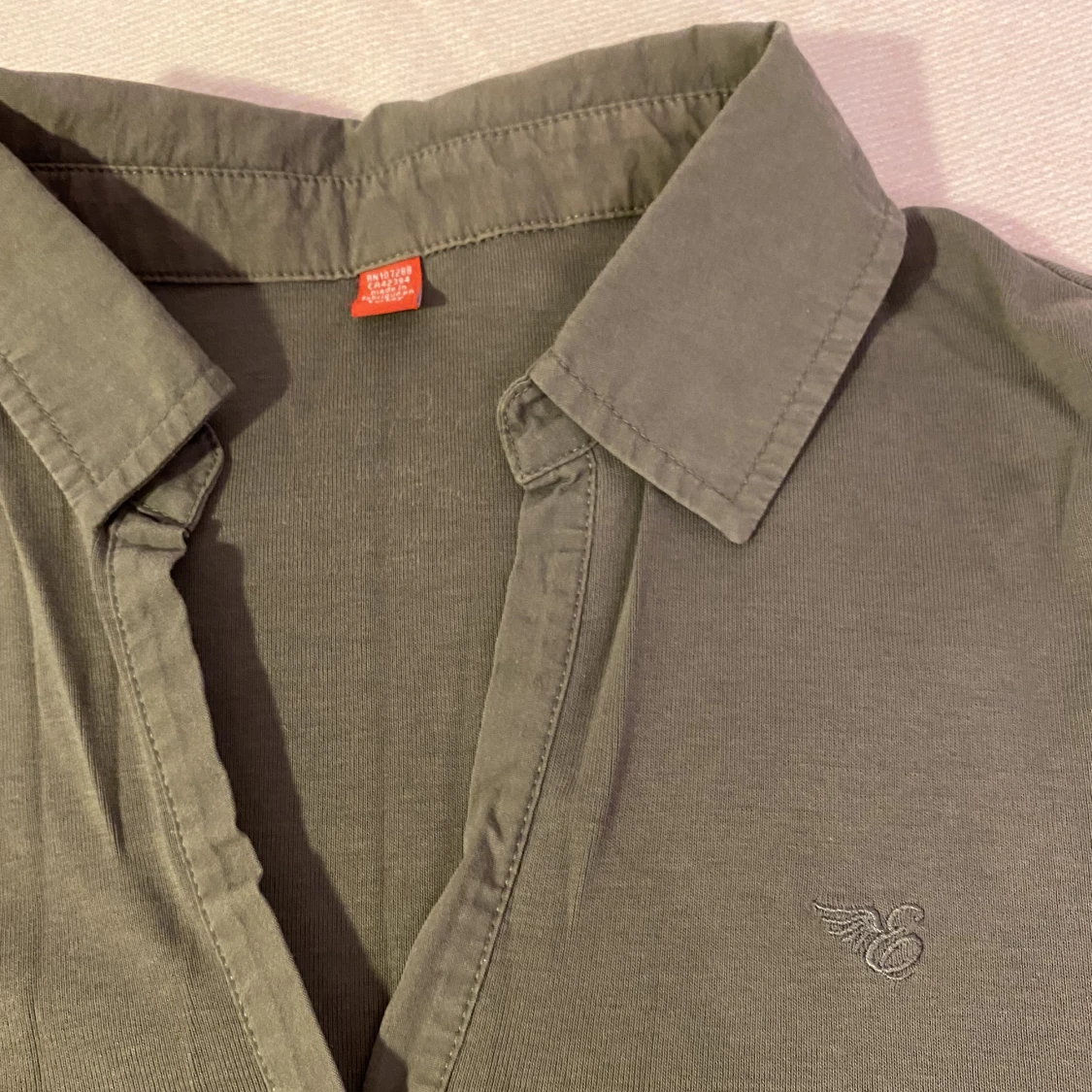 Olivfärgad pikétröja  - 91