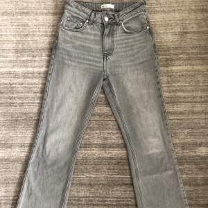 Säljer dessa snygga gråa jeans från Gina💕 Jeansen är i bra skick😊