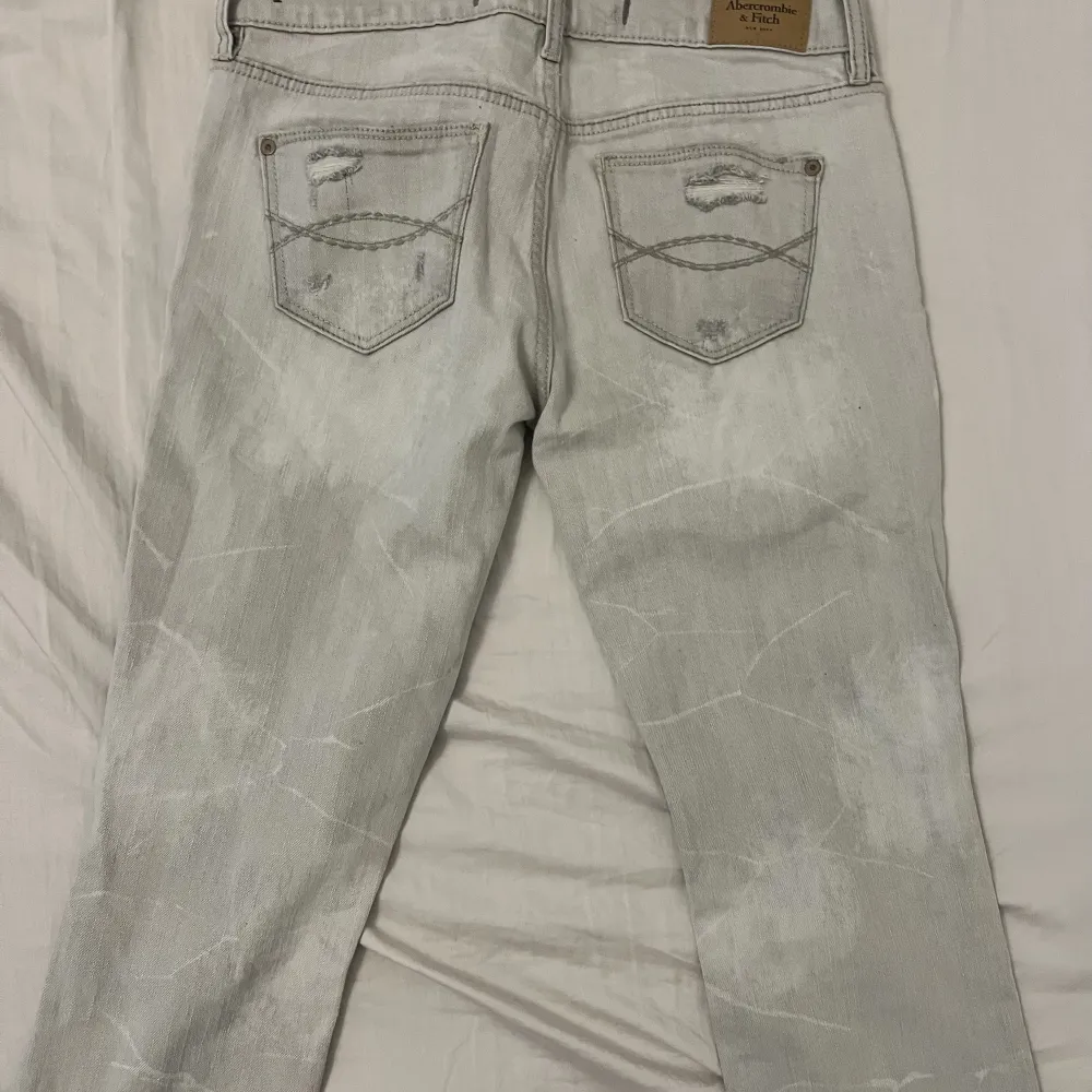 Ljusgråa lågmidjade jeans i toppenskick! Strl 25. Märket Abercrombie & fitch (New York). Stretchiga i materialet. Jeans & Byxor.