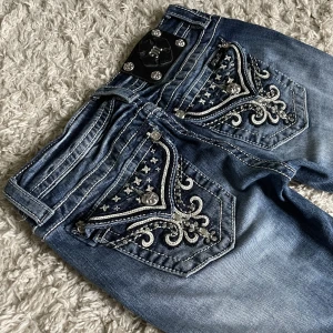 Miss Me jeans - Miss Me jeans som är för långa. Jeansen är uppvikta på bilden, använd därför inte bild som referens!! 🥰 Innerbenslängd: 84cm. Midjemått tvärs över: 36,5. Lågmidjad och smått bootcut/straight modell. 🫶 Håll koll på min profil, lägger upp vintage jeans! ❤️