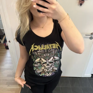 metallica t-shirt  - så cool metallica t-shirt som jag köpt på en av deras konserter💗