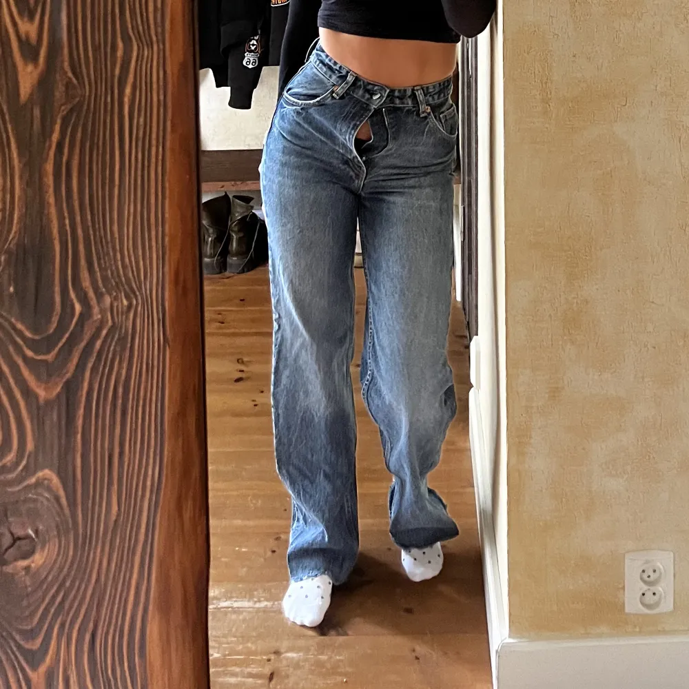 Högmidjade jeans från Zara i storlek 36. Har använt fåtal gånger, säljer då jag inte bär högmidjat längre och får ej på mig dom💕 (Svarta men har samma passform som de på andra bilden). Jeans & Byxor.