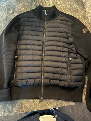 Moncler cardigan   - Sparsamt använd Moncler cardigan black label  Stl: Medium (passar S)  Cond 9/10   Tyvärr inget OG kvar.  Självklart äkta!