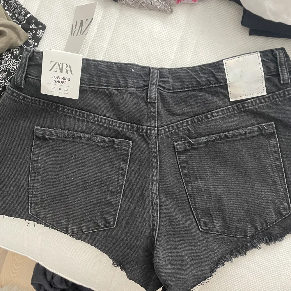 Aldrig använda lågmidjade jeansshorts från zara . Shorts.