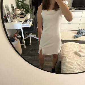 Klänning  - En vit klänning från bikbok som är helt oanvänd med lappen kvar. Ursprungspris 299kr. Säljer för att den är för liten för mig. Storlek S 😇