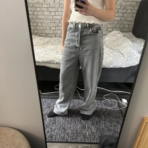 Jeans  - Ljusgråa jeans från Bikbok i storlek W28 L32. Är i väldigt bra skick, säljer pga av att dom är för långa i benen. 
