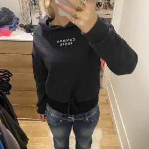 Kort svart hoodie från Gina Tricot i storlek s!