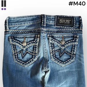 M40 lågmidjade bootcut missme jeans  - M40 MissMe jeans i model Boot 💜 Tag 25W 💜Midja (rakt över) 33cm 💜 Innerben 80cm 💜 Ytterben 101cm 💜 Benöppning 20cm 💜 Nergågna 💜Våra mått blir W=25 och L=31 💜 Men jämför alltid måtten med ett par jeans som sitter bra 💜
