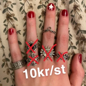 Ringar - Silvriga ringar med olika pris, köp är du snäll jag vill inte ha dem