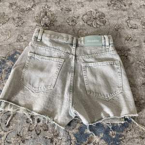 Säljer ett par snygga midwaist jeans shorts pga att dom är försmå❤️dom är nästan alldrig använda o köpta på pull and bear❤️