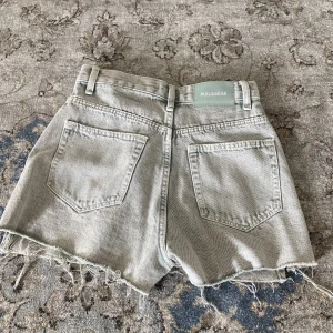 Mid Rise jeans shorts❤️ - Säljer ett par snygga midwaist jeans shorts pga att dom är försmå❤️dom är nästan alldrig använda o köpta på pull and bear❤️
