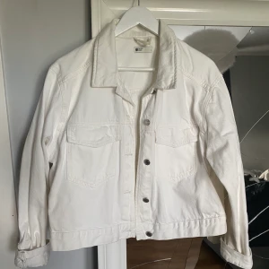 Jeansjacka - Vit jeansjacka som inte kommer till användning längre💕 Sitter oversized på mig som brukar ha stl S i jackor vanligtvis 