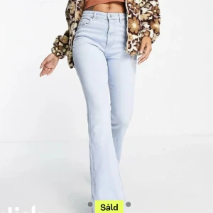 Midrise jeans - Midrise jeans från berska, som tyvärr inte passade och därför använder jag den förra säljarens bilder. Storlek 36-38 och passar någon som är ca 155-160 cm lång. 150 kr + frakt💓