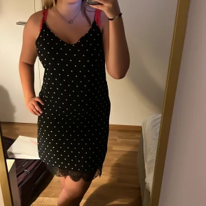 Klänning  - Säljer denna jätte gulliga prickiga klänningen. Vet inte vart den är ifrån för lappen är borta💓💓