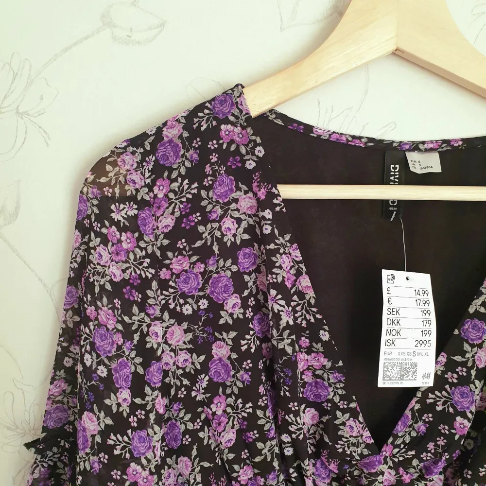 💜FÖRST TILL KVARN!💜 Säljer denna helt nya oanvända chiffong klänningen från H&M. Aldrig använd, endast testad och tagen bild med, lapp kvar🧞‍♀️ Skir, mönstrad med fina lila blommor & har luftiga volanger🌸💕 Vill bli av med ASAP! ~ 140 + frakt. . Klänningar.