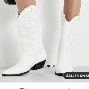 Cowboystövlar - Säljer dessa skitsnygga stövlar från ASOS i storlek 41. Stövlarna i sig är bara använda inomhus och därav kritvita som när jag köpte dem. Däremot har det blivit lite svart på dem från när de stött emot varandra. Originalpris: 659!!❤️❤️❤️