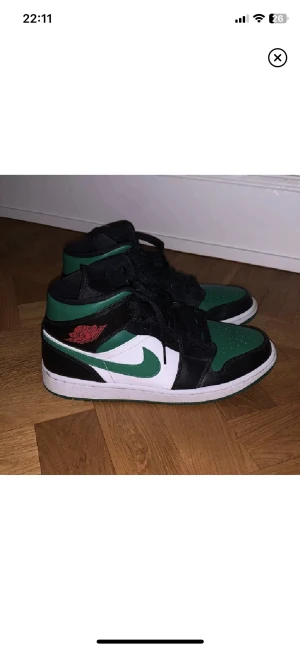 Jordan 1 Mid - Säljer nu mina Jordan mid pga använder inte. Använt dom ett fåtal gånger. Storlek 44. Säljer dom lite billigare pga slängt box och kvitto. 