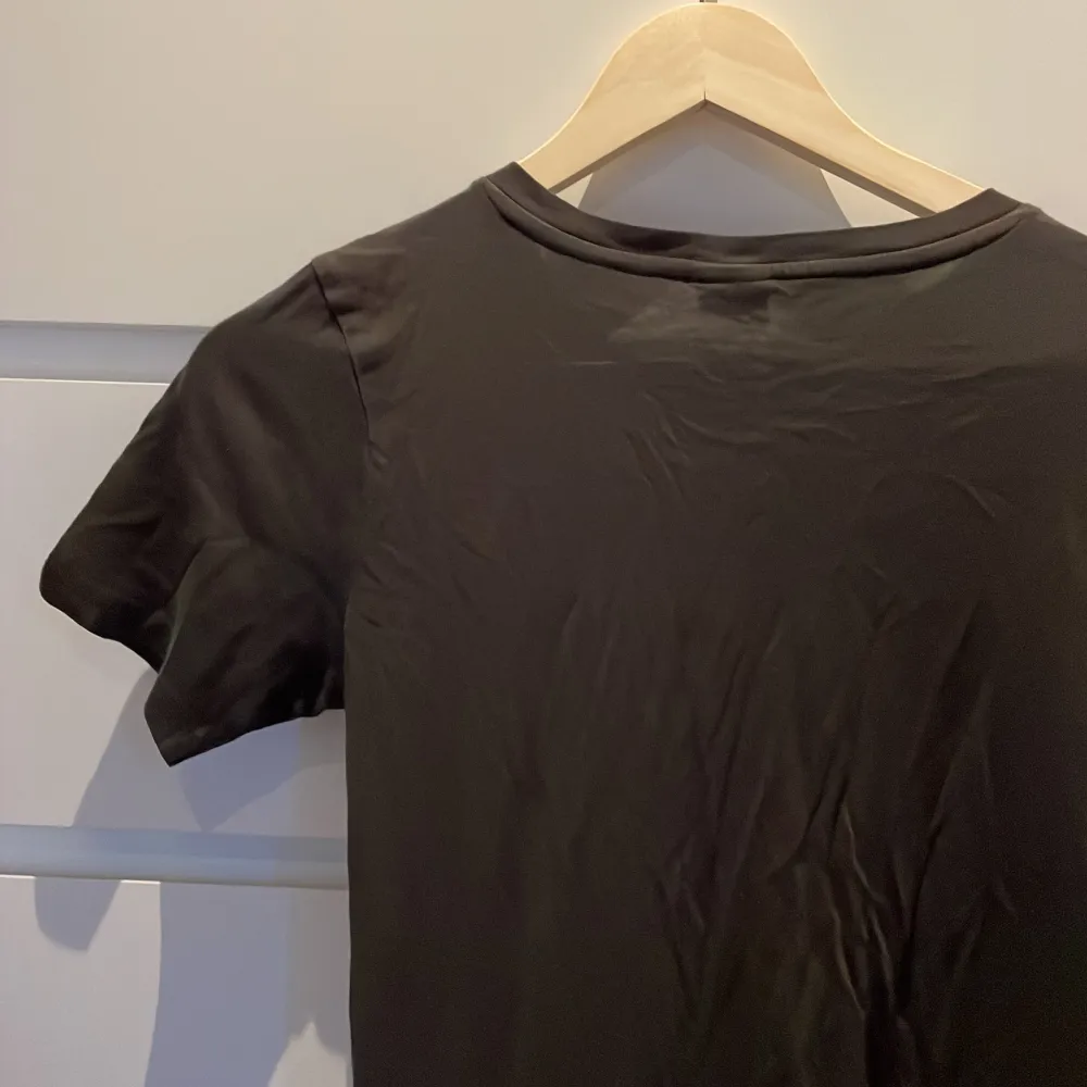 Tröjan är använd max 2 ggr, köpt för 129-149kr, nyskick, den är skrynklig eftersom att den luggit intryck i harderoben, som ny🥰. T-shirts.