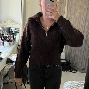 Stickad half zip  - Jag säljer min oanvända stickade half-zip tröja ifrån Ginatricot. Tröjan är helt oanvänd men med prislapparna borttagna. I storlek S