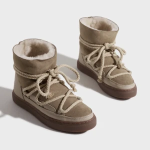 Iinuiki  - Säljer mina beiga Inuikii skor som jag köpte vintern 2022. De är knappt använda då de är för stora. Byter gärna mot ett par i storlek 38 också!!❤️