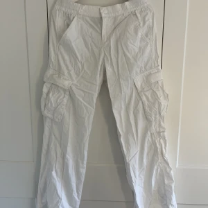 Cargobyxor  - Vita cargobyxor från H&M.  Hör av dig vid frågor💕