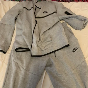 Nike tech grå - Grå Nike tech, båda delarna är storlek M. Kan köpas separat, kan mötas upp eller så betalar köparen för frakten. Pris kan diskuteras 