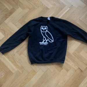 Ovoxo sweatshirt - Säljer min snygga ovoxo sweatshirt som är väl använd och lite nopprig. Priset är inte hugget i sten. 