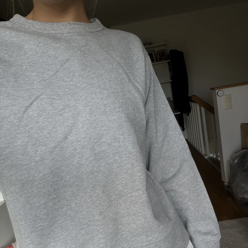 Jättenice grå tröja från Nydén i så bra material, använd typ 2 gånger och i väldigt bra skick!! Passar till allt. Hoodies.