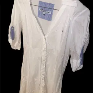 Tommy Hilfiger Skjort Klänning i storlek M 💕💕 Fick i present för väldigt länge sedan men aldrig använt så väljer att sälja ☺️