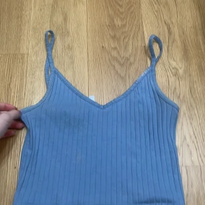 Hm topp XS - Lätt missfärgning i kanten, säljes billigt. Frakt 30kr