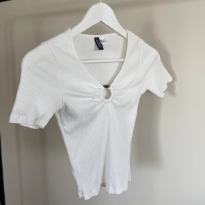 Topp - Ribbad topp med ring detalj. Väldigt strechig och skön. passar xxs-s