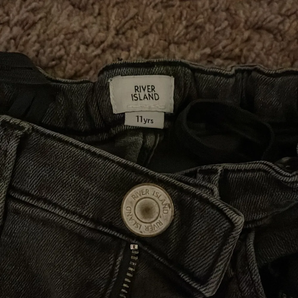 Det är gråa jeans. Jeansen är från River island och är bra kvalite. Dom är straight, inte utsvängda på botten. Det står inte exakta storleken men det står 11 yrs. . Jeans & Byxor.