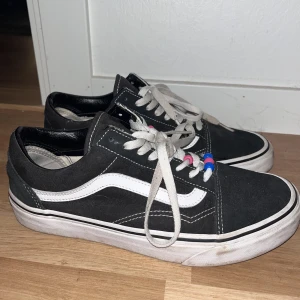 Vans old skool  - Jätte fina vans i strl 40,5, väldigt bra skick köpta i Göteborg för 900kr, kan rengöra och ta bort pärlorna innan du köper!!!!🫶