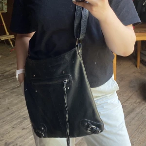 Väska - Svart rymlig axelremsväska🖤 köpt second hand