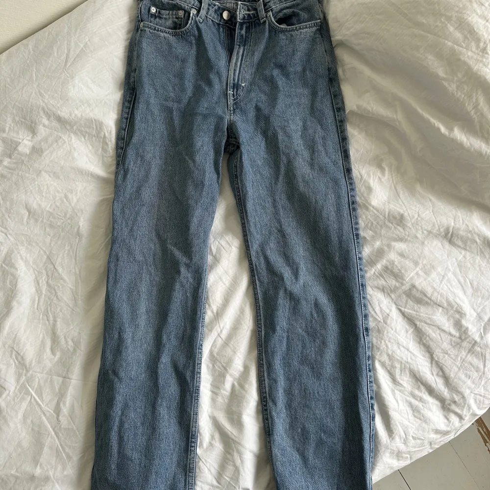Jeans ifrån weekday i modellen rowe. Storlek 26/30. Jeans & Byxor.