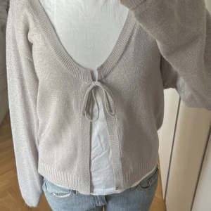 Rosa glittrig kofta  - Jätte fin kofta, köpt i Paris i våras! Finns en liten fläck men ska försöka få bort den! 