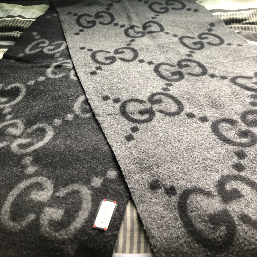 Gucci two tone scarf som är i nyskick 10/10. Möts i Stockholm!  W45cm x L200cm  100% cashmere  Nypris 8.200 (690€) idag 2.500. Accessoarer.