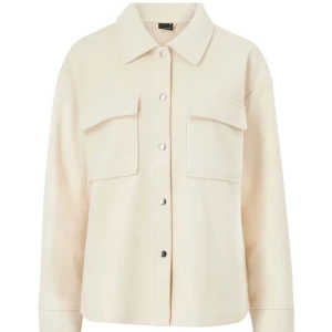 Skjortjacka - Säljer nu denna fina skjortjacka från GinaTricot.🧡