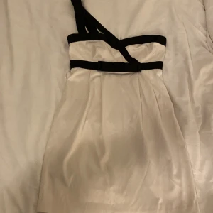 Klänning med rosett - En klänning från ginatricot storlek 36 från 2000- talet💗