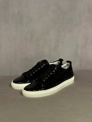 Lanvins Skor - Säljer mina Lanvins i storlek Uk 7. Passar för dig som i vanliga fall har storlek 40. Väldigt fint skick, hör av dig vid frågor. Kvitto finns🇮🇹