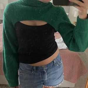 Stickad bolero med polokrage - En supersnygg grön stickad bolero med polokrage💚 sjukt fin nu till hösten🍁