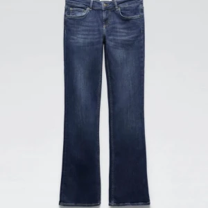 Mörkblåa lågmidjade jeans zara  - Så snygga men köpte några som jag tycker mer om❤️❤️❤️❤️ kan posta eller mötad i sthlm!! Köpta för 400kr