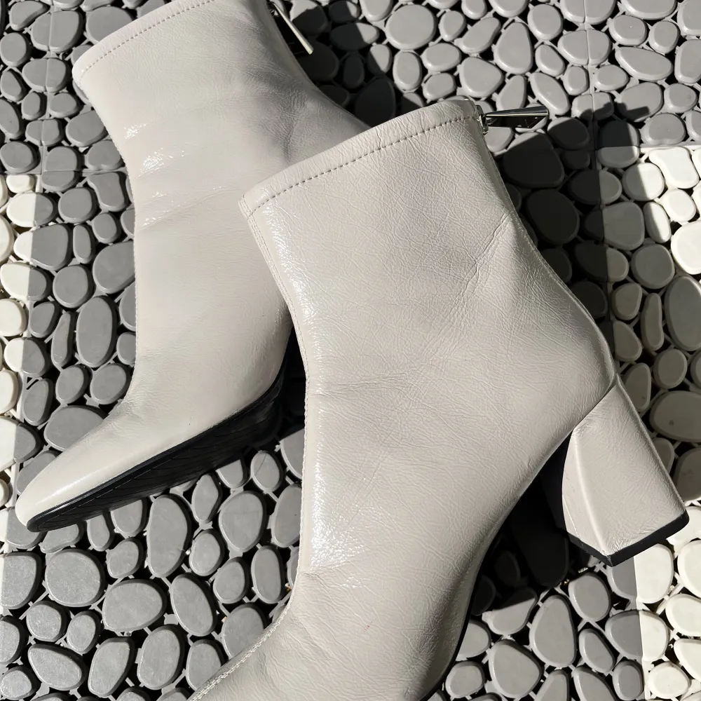 Ljusgråa boots från zara storlek 36🐩🌪🌫 Använt några gånger men är i väldigt bra skick🤩. Skor.