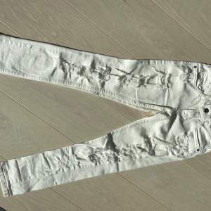 Vita skinny håliga Vingino jeans! Väldigt lågmidjade vilket jag gillar💟 bra skick nästan aldrig använda☁️ 