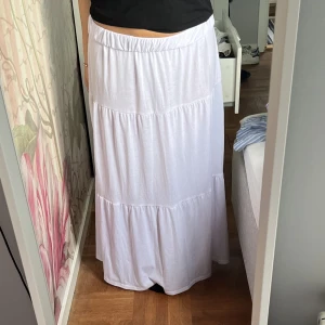 Vit maxikjol - Snygg vit maxikjol🤍 har vikt ner midjan tre gånger på bilden och är 163 så där passar många längder💗Kontakta gärna vid intresse!!