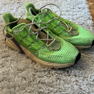 Adidas ”adripene” strlk 44 - Limiter edition adidas i limegrönt storlek 44 Kosta 2200, knappt använda , men drog i snörningen för hårt på sidan så en en limesblp slang som går igenom skorn har gått av men inget betydande mer Än för utseendet